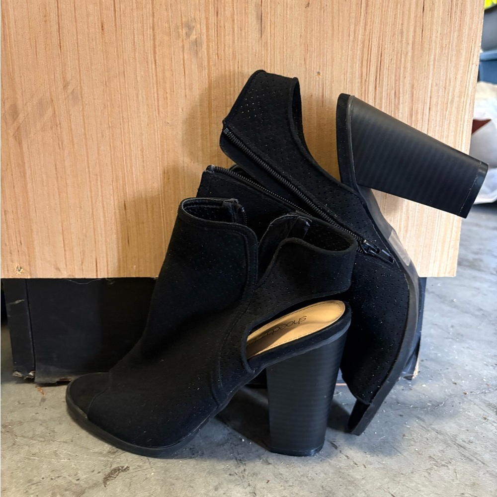 Shoe Dazzle Black Heeled Boots with Chunky Heel and Side Zipper